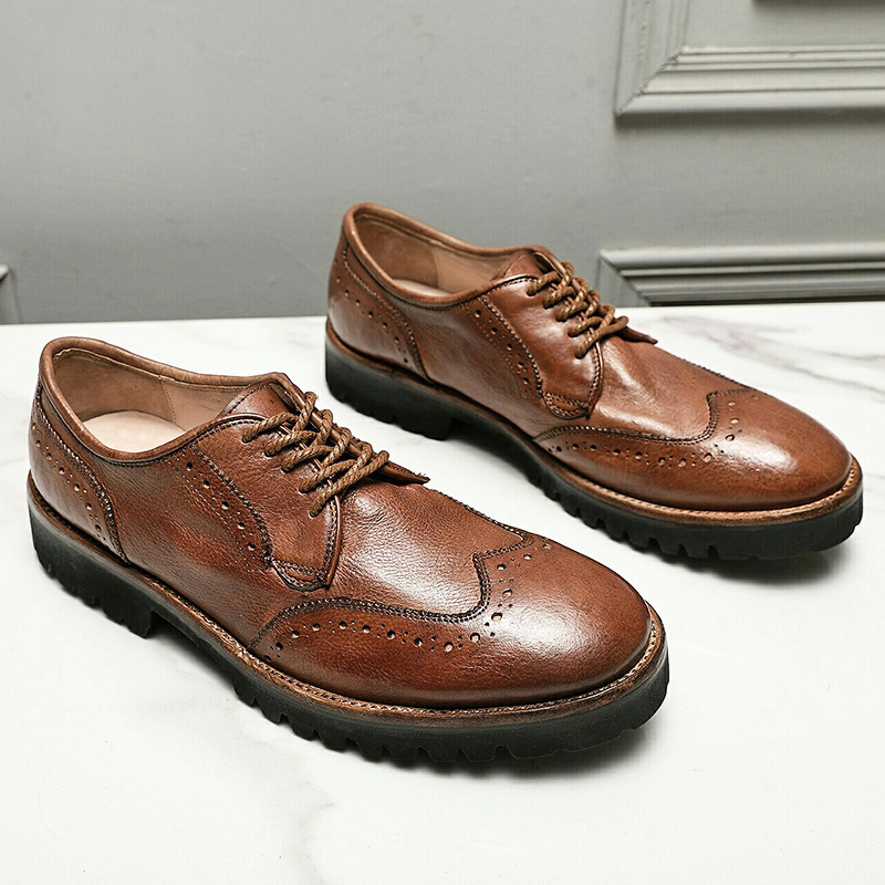 A new man in the fall and winter, with a light mouth, changed his shoes to a brown one-shoe.
