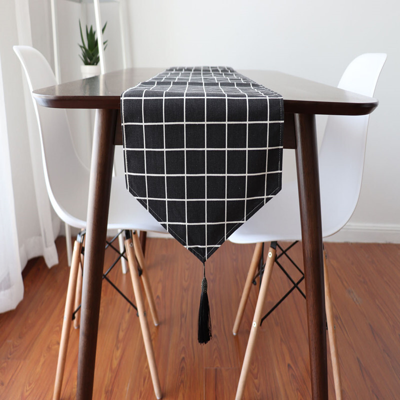 A black-and-white-white table table and a turban bed with a geometrical black-and-white table sheet in a modern-American country.