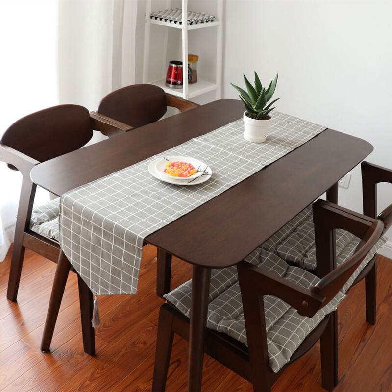 A black-and-white-white table table and a turban bed with a geometrical black-and-white table sheet in a modern-American country.