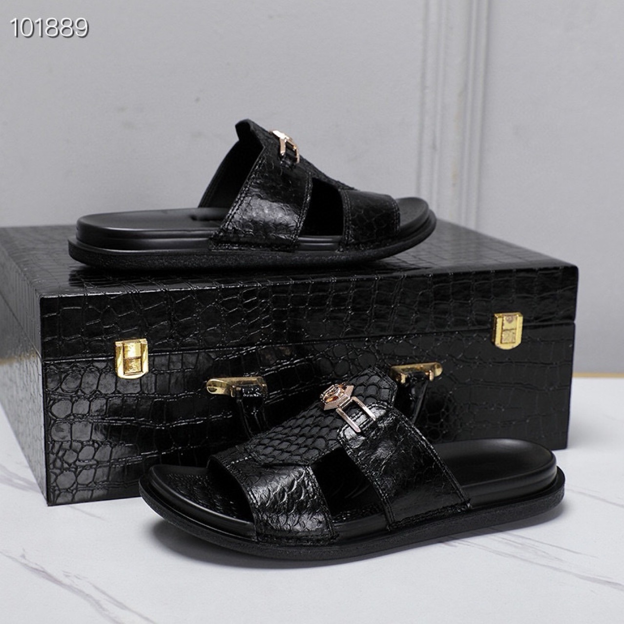 The man with the slippers, the young man with the gas in the summer, with the red-hot, high-end outdoor sandals, with the real skin.