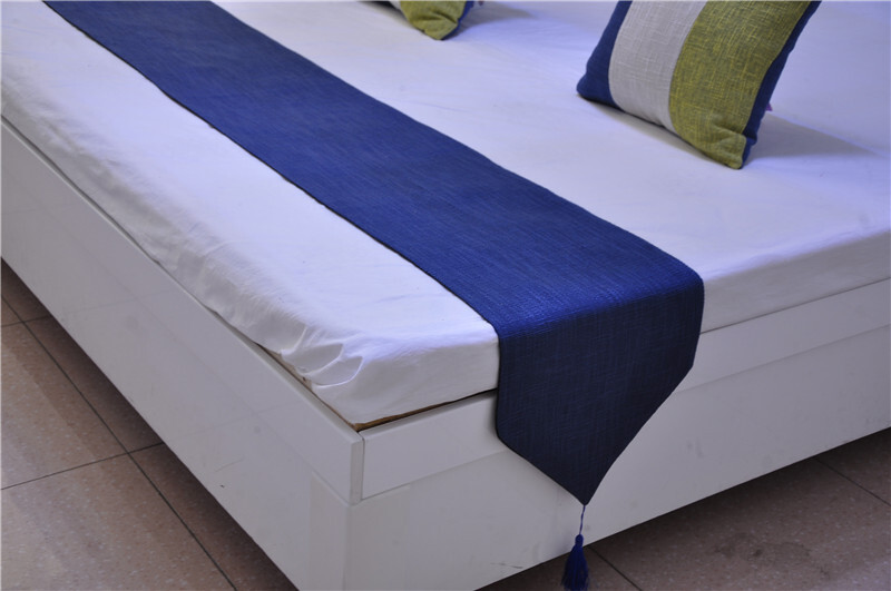 The Japanese flag of tampons, the hotel's hotel with the chalk in the bed, the table and the tea tablecloth.