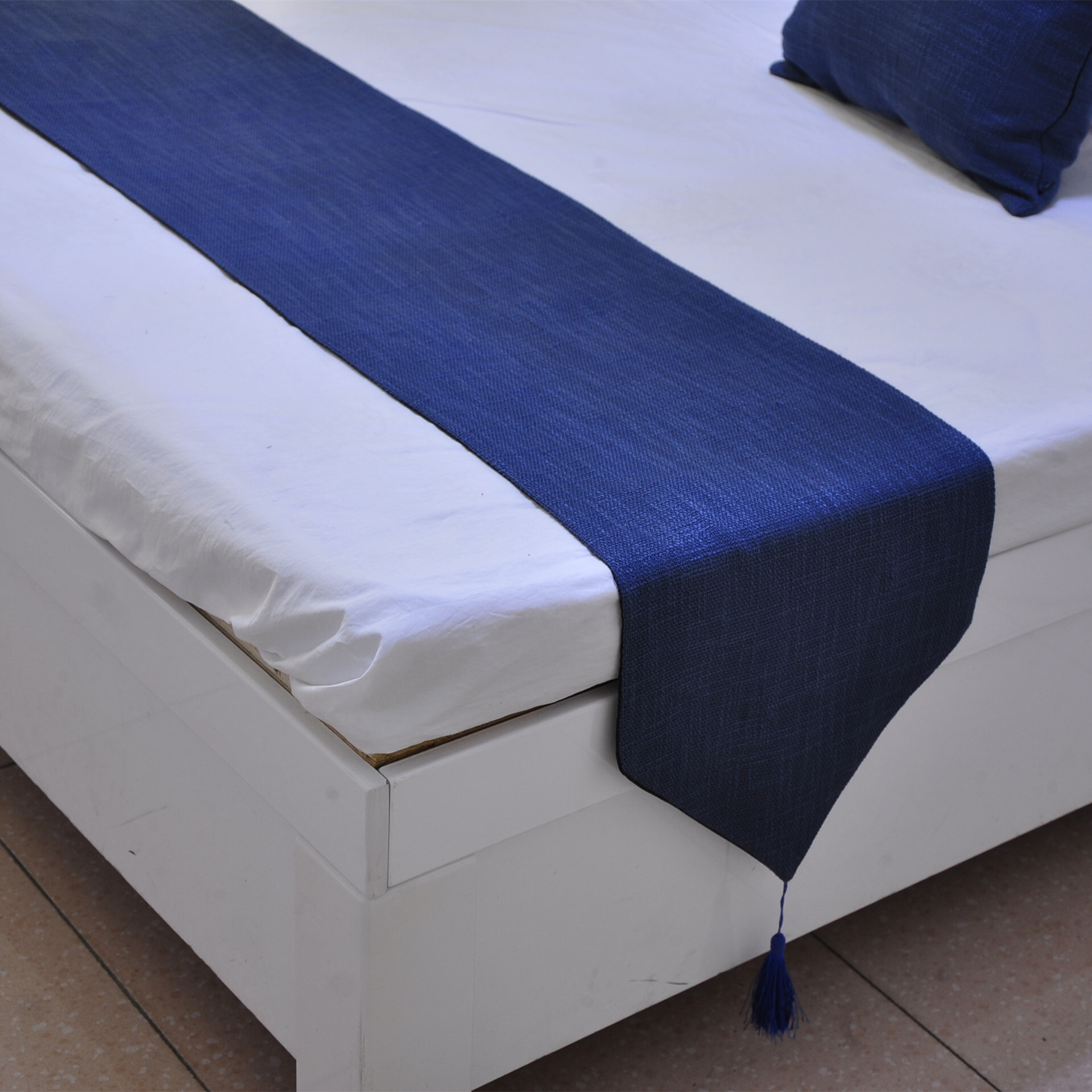 The Japanese flag of tampons, the hotel's hotel with the chalk in the bed, the table and the tea tablecloth.