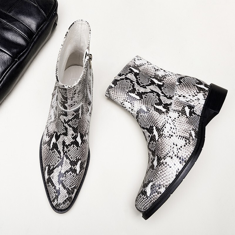 The new E.M. wind has a pair of short-skin-skin boots with velvet-heavy boots.