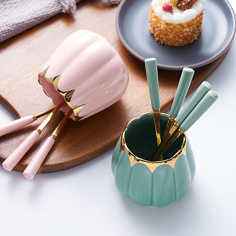 Nordic fruit forkbread forkners use stainless steel to sign a pot of pottery.