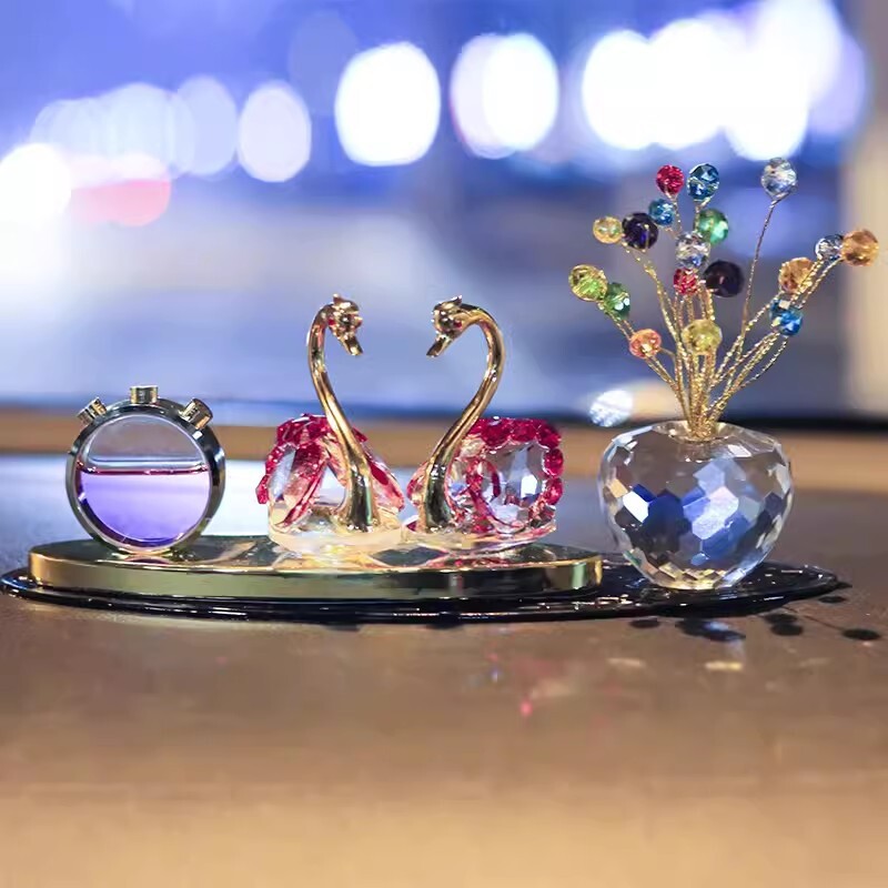 Car-mounted fragrance car. Conservator-laying crystal swan. Light luxurious alloy couple.