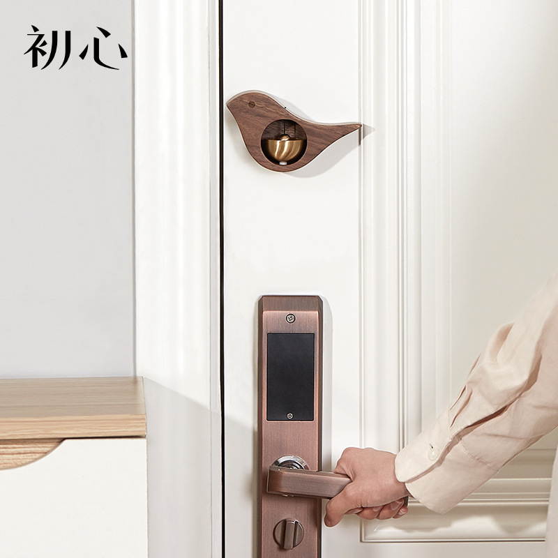 The first-heart walnut wood door, the wooden wind bell, the doorbell, the doorbell, and the doorpiece.