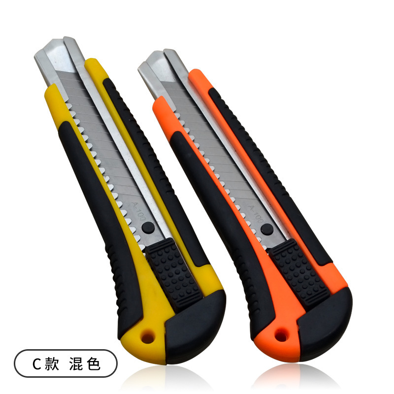 Một con dao nghệ sĩ cỡ lớn, một lưỡi dao 180mm, dao cắt giấy, và một công cụ đâm dao cỡ lớn.