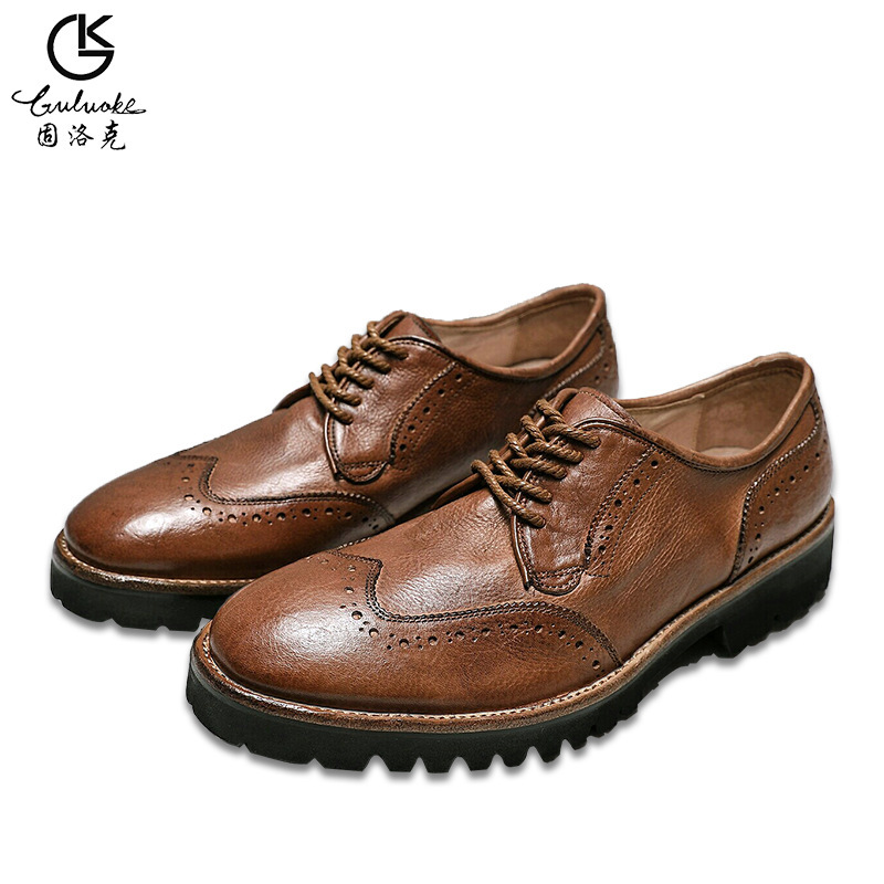 A new man in the fall and winter, with a light mouth, changed his shoes to a brown one-shoe.