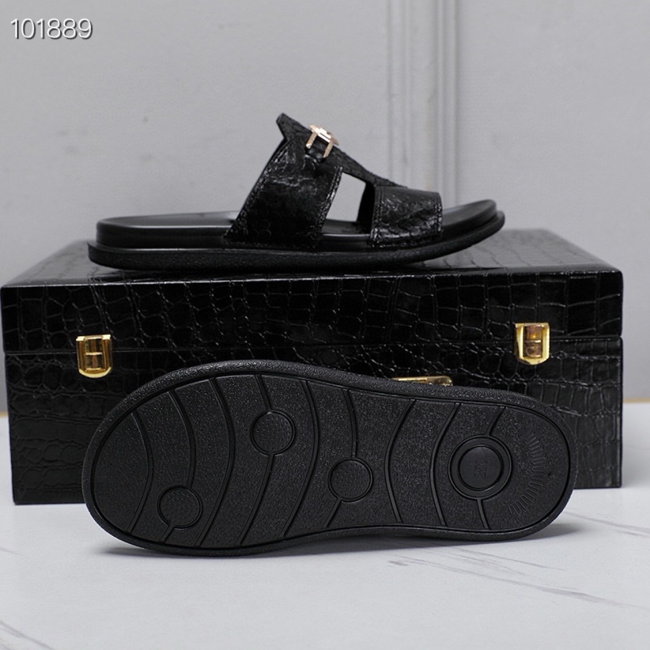 The man with the slippers, the young man with the gas in the summer, with the red-hot, high-end outdoor sandals, with the real skin.