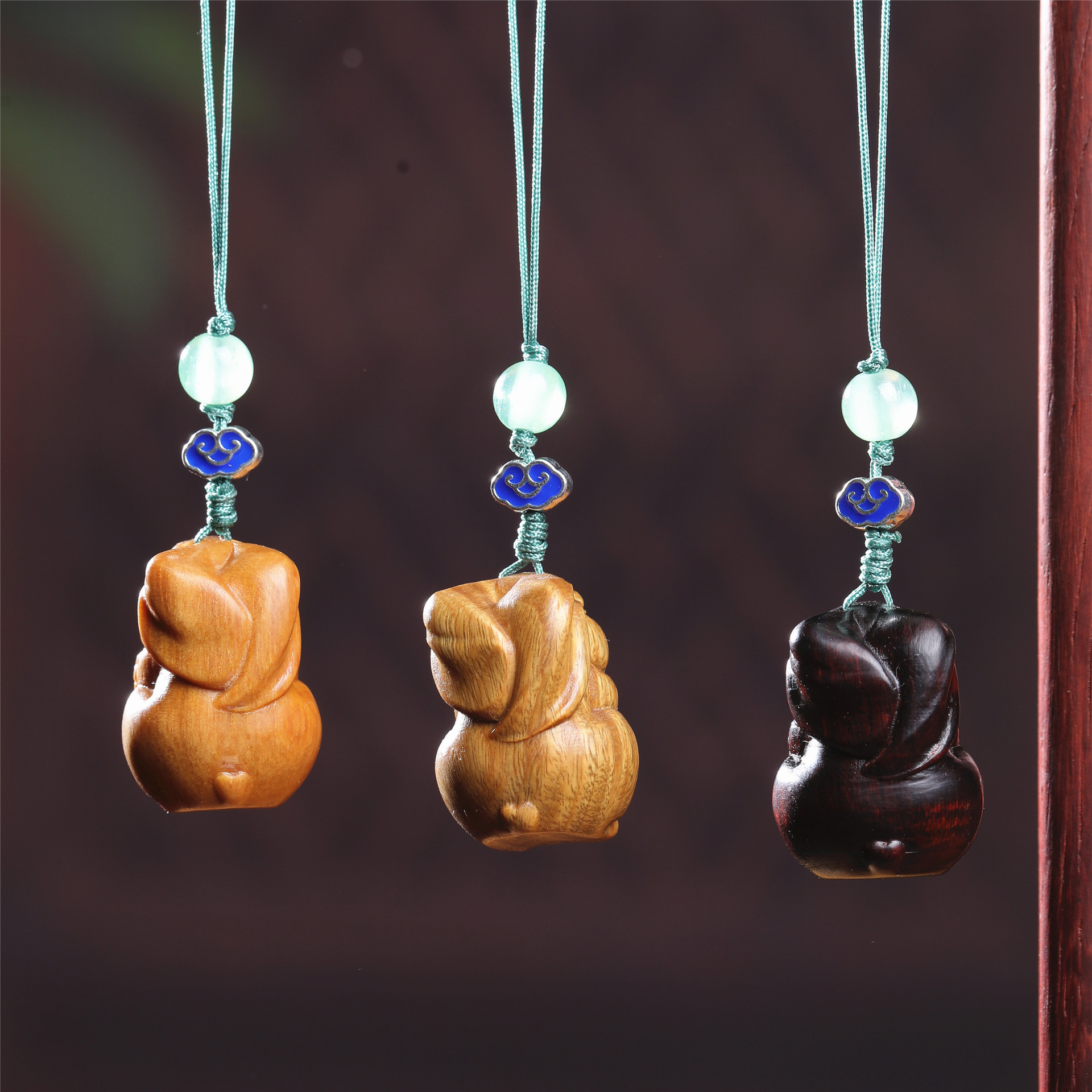 Tôi đang cầu xin Đức Phật cho một con thỏ, và tôi đang đeo điện thoại, và tôi sẽ đặt cái nút chìa khóa trên huy chương của tôi, và tôi sẽ tặng anh một món quà.