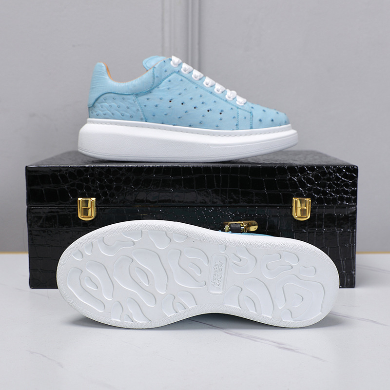 In 2023, the couple had a light blue-leaved ostrich skin PU in the spring of summer.