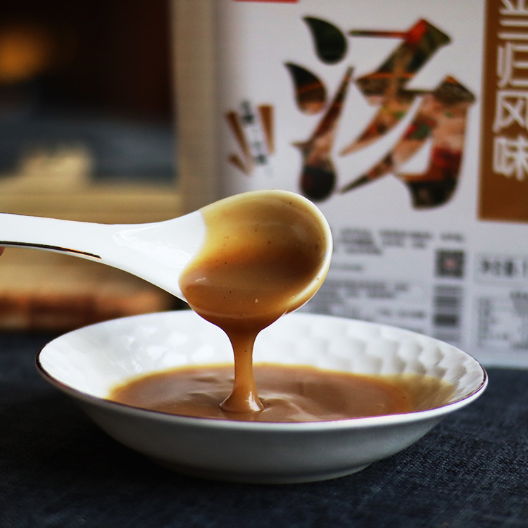 Nó là một cái xô lớn cho món súp đóng gói thương mại. Đó là súp gà.