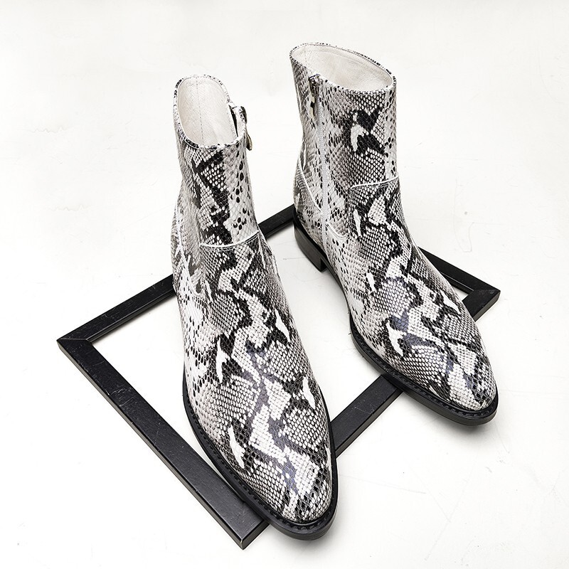 The new E.M. wind has a pair of short-skin-skin boots with velvet-heavy boots.