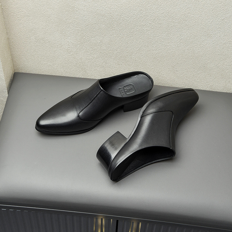 A man who's got a groove of glitter-skinned shoes up five centimeters and a half-skin shoe with no backskin.