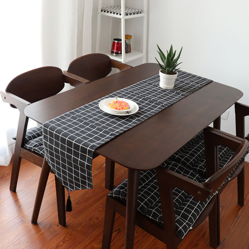 A black-and-white-white table table and a turban bed with a geometrical black-and-white table sheet in a modern-American country.