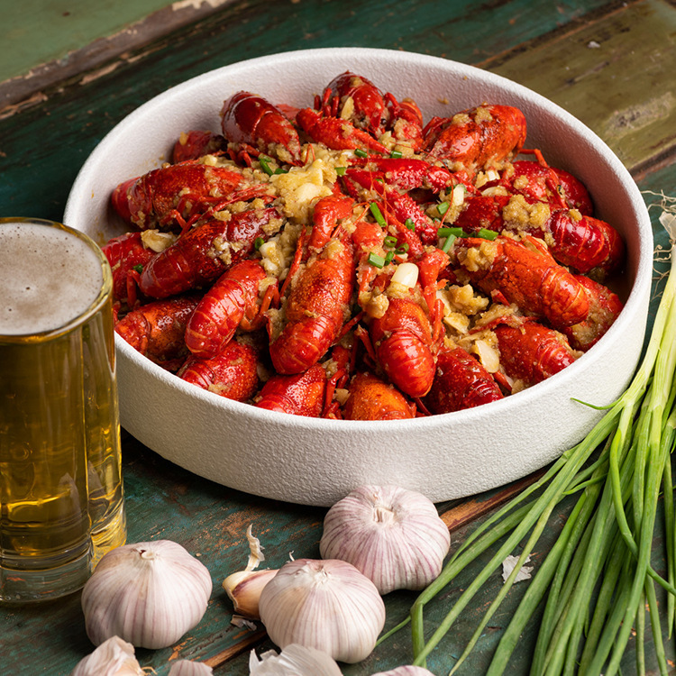 A bit of garlic crawfish for the commercial processing of cuisine.