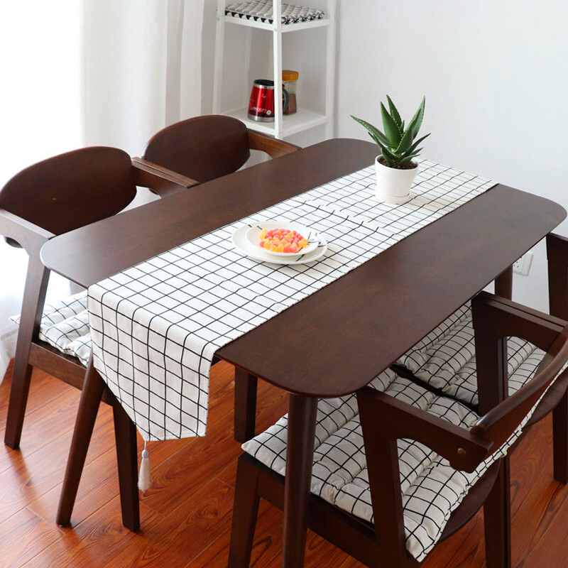 A black-and-white-white table table and a turban bed with a geometrical black-and-white table sheet in a modern-American country.