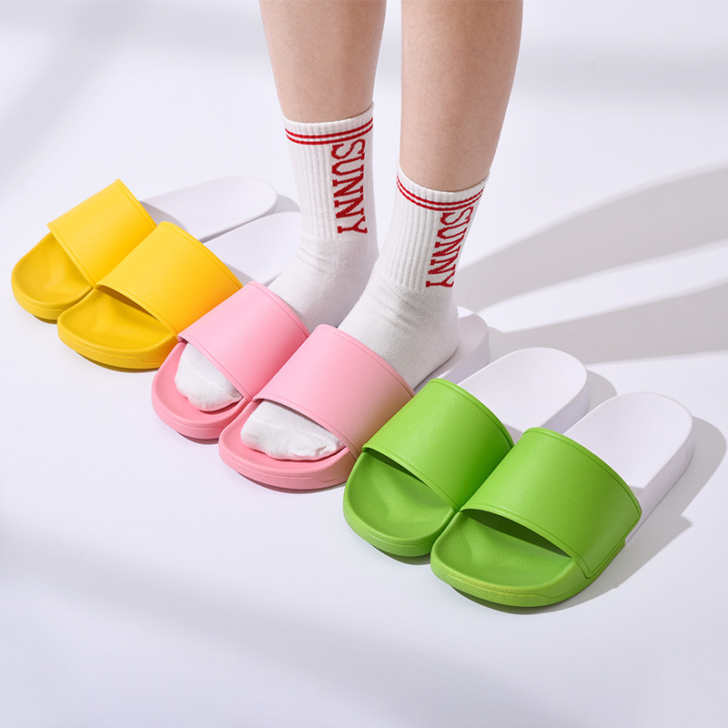 Chiếc giày mới mua giày PVC là một logo có màu đôi tiện nghi của nhà máy.