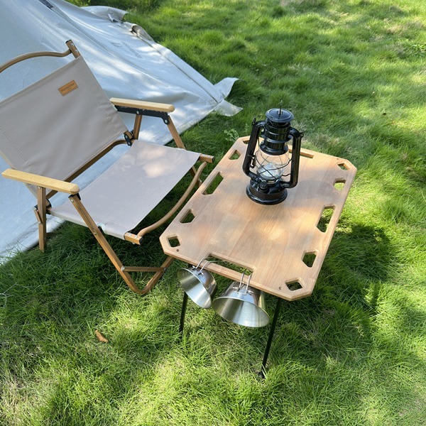 On the outside, the folding table carries an extended tactical table camper with his own small table on the balcony.