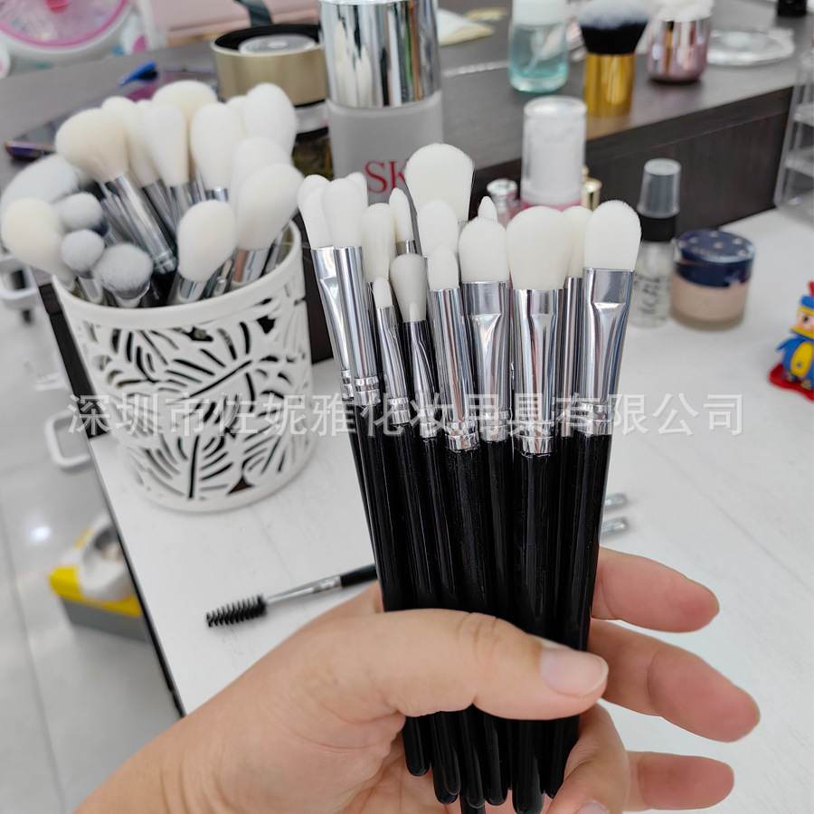 The manufacturer's straight-up one-piece make-up new eyebrush writer carries a beauty brush with his lips.