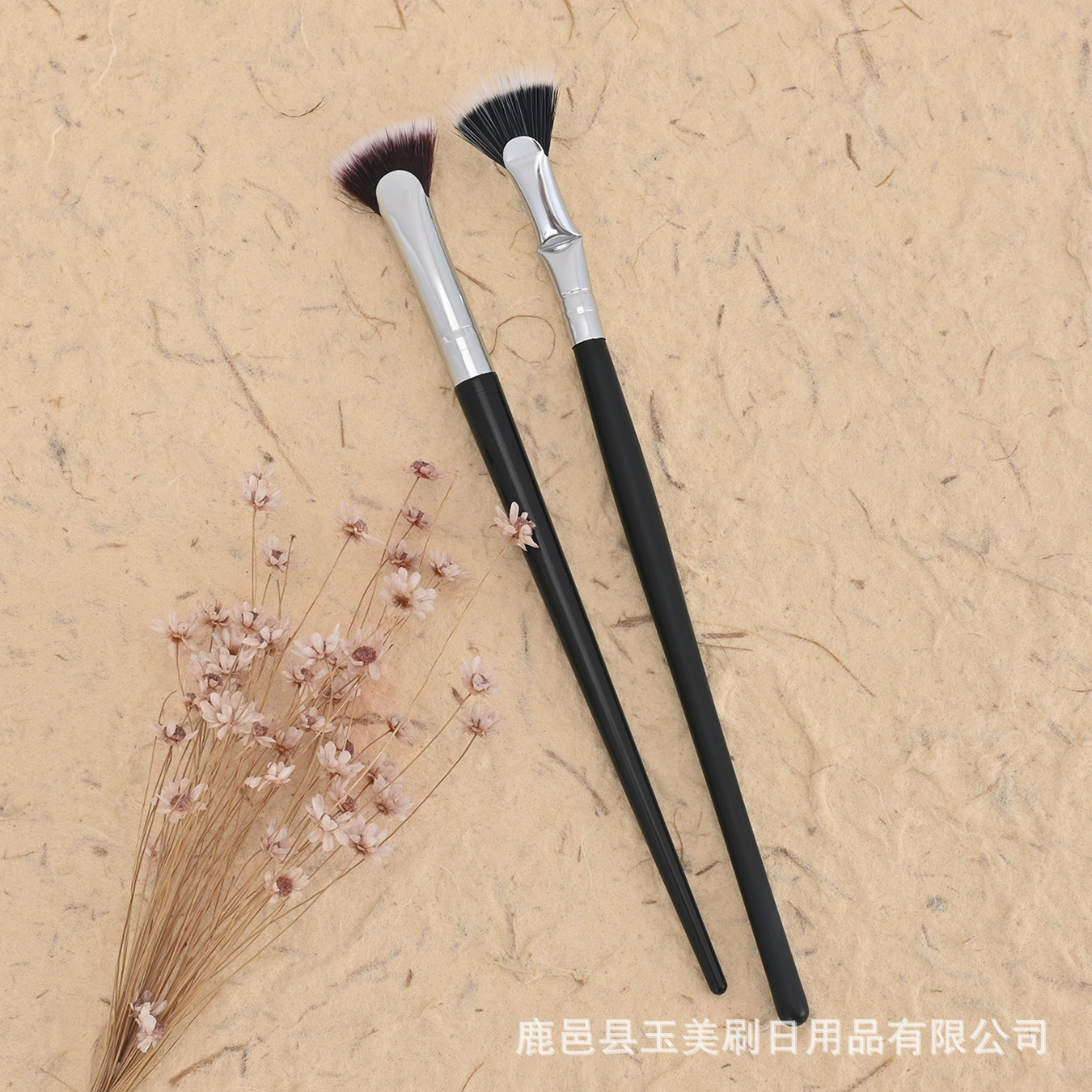 The root of the branch bends the sector eyelashes, the long double-skinned brush, and the brush of the eyelashes ends with the state makeup brush.