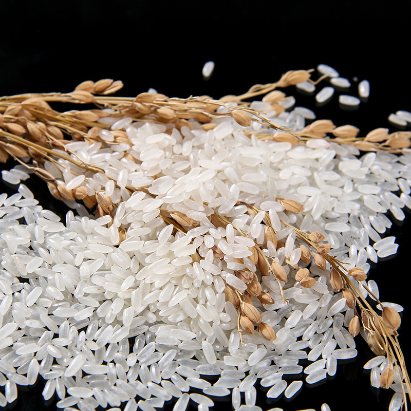 A social utility for a pack of 10 pounds of rice in a vacuum package for 5kg rice in the northeast.