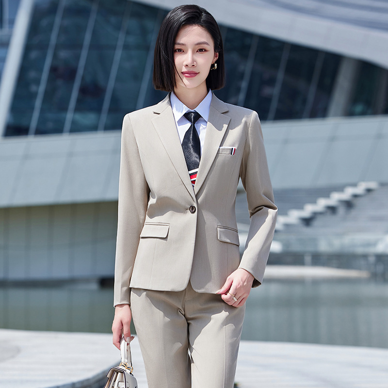 In autumn and winter, women's professional outfits with a high-end button and a thick-coloured suit of 4S real estate finance.