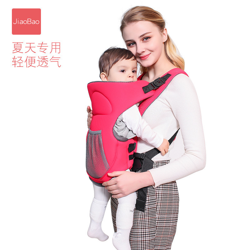 A four-season air break with a multi-purpose baby's waist stool carrying a baby with a bare cotton bag across the border.