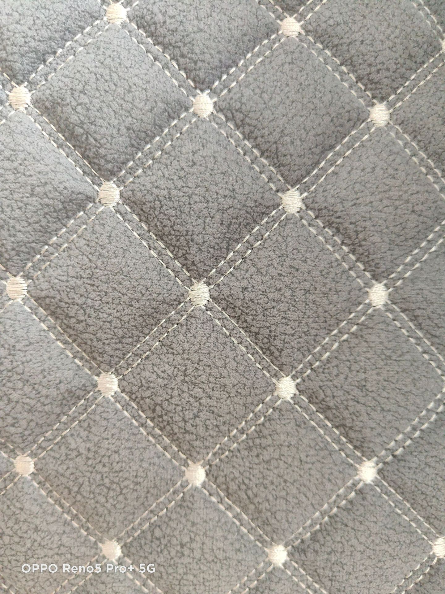 Cát đang được thêu dệt.