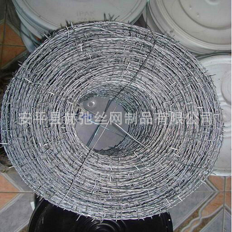 The barbed wire production plant, double-part zinc plating and twisting, high-quality double-twirling, low-cost wholesale.