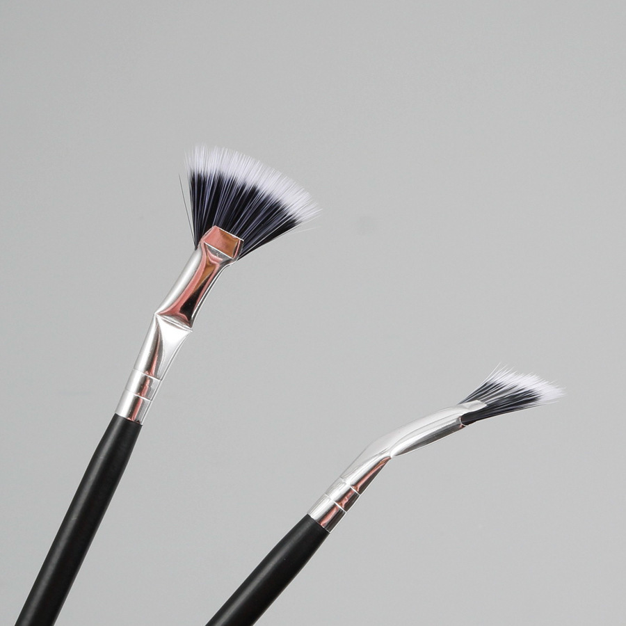 The root of the branch bends the sector eyelashes, the long double-skinned brush, and the brush of the eyelashes ends with the state makeup brush.