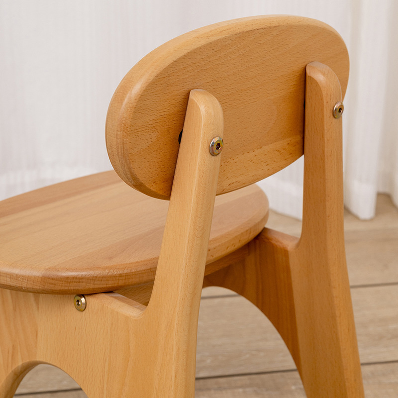 The children's bench, a small nursery chair, is customised by a cute little children's chair.