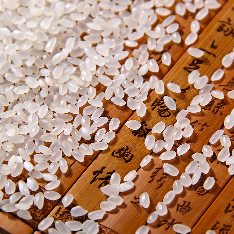 A bag of plume of rice, 5 kg of rice in the northeast, 10 pounds of rice, and a wholesale distribution of rice from the 5th Chang rice in the Heilong River.