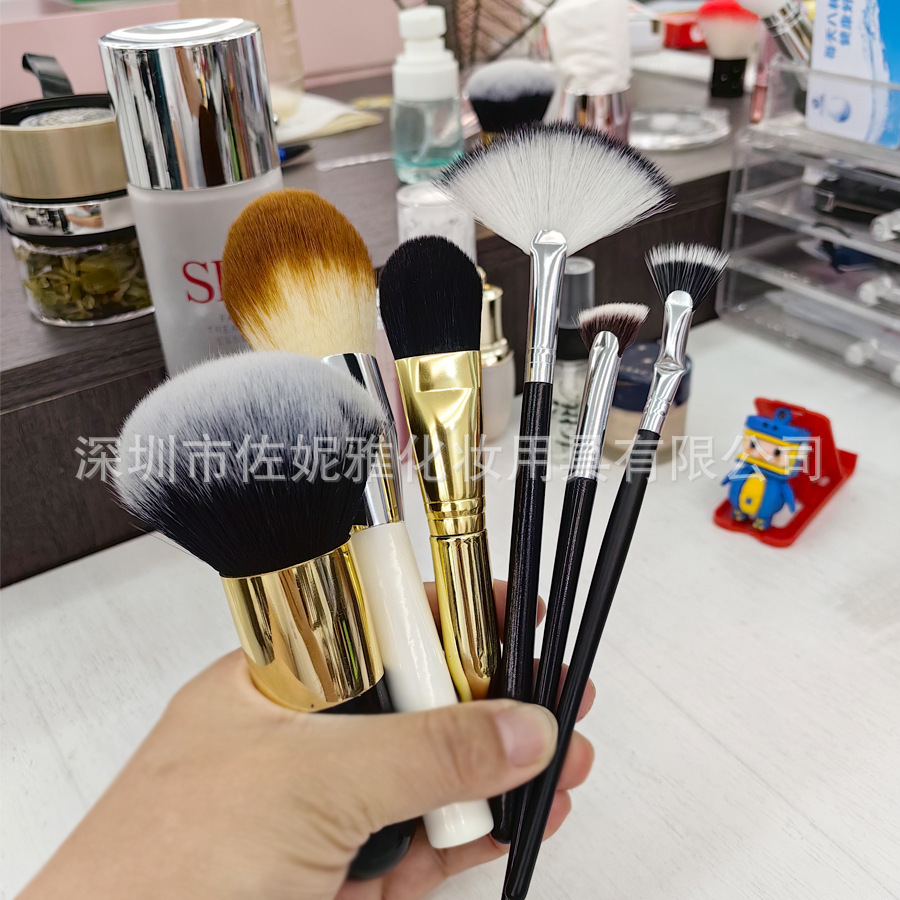 The manufacturer's straight-up one-piece make-up new eyebrush writer carries a beauty brush with his lips.