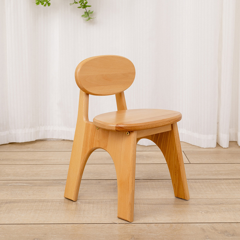 The children's bench, a small nursery chair, is customised by a cute little children's chair.