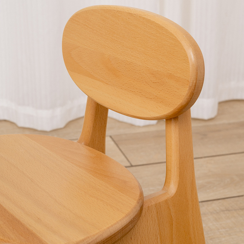 The children's bench, a small nursery chair, is customised by a cute little children's chair.