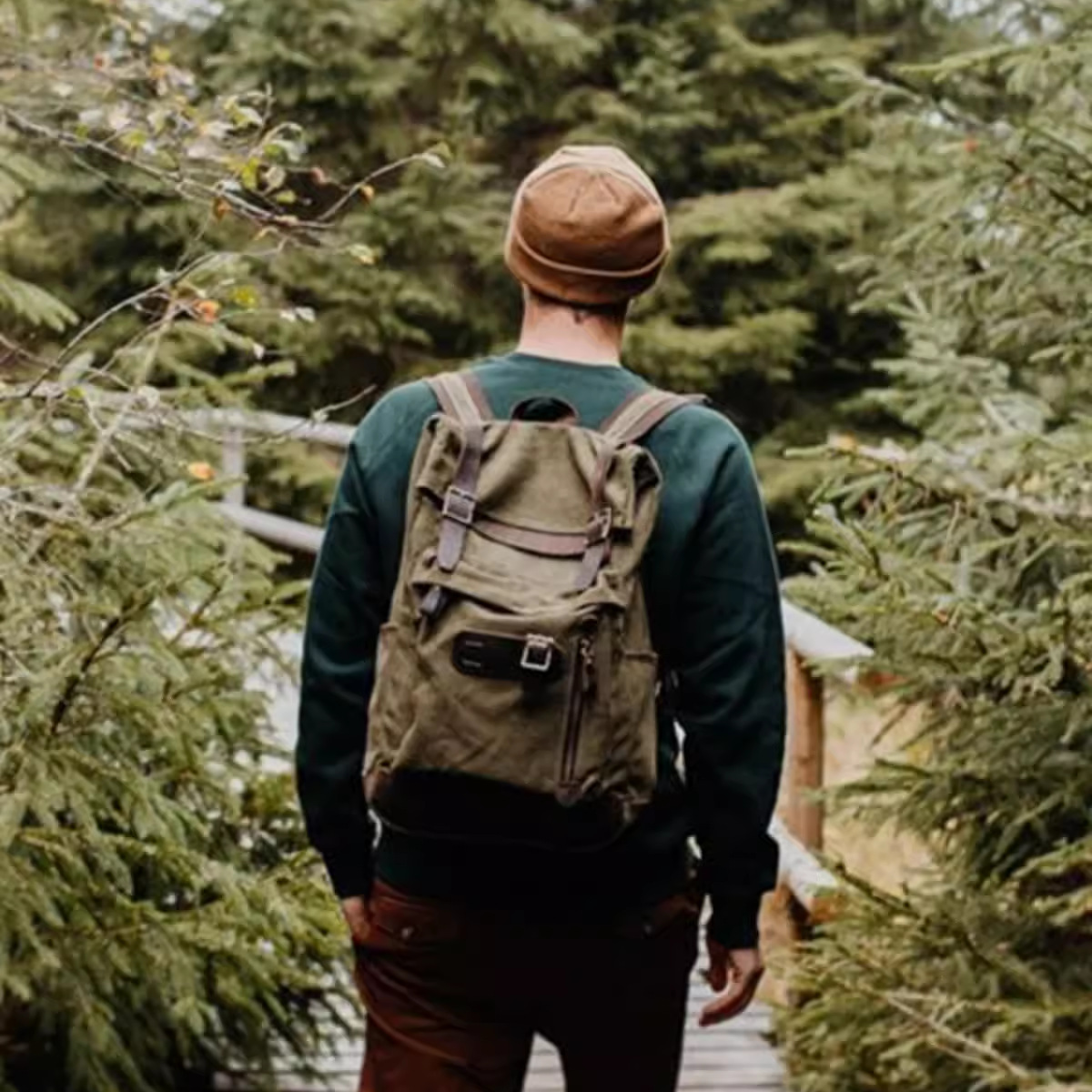 A large-capacity commercial hiking backpack for men travelling on camping and camping in Europe and the United States of America.