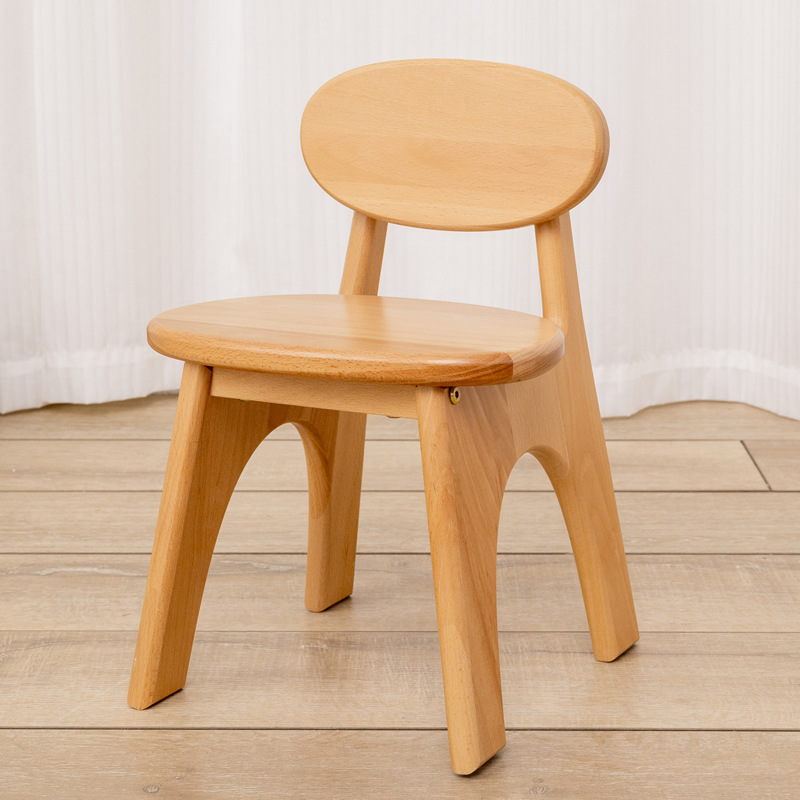 The children's bench, a small nursery chair, is customised by a cute little children's chair.