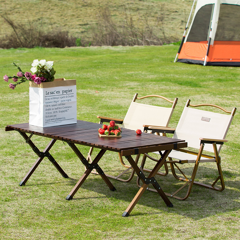 I'm going to go to the camping table with a big omelet table and a camping table on the balcony.