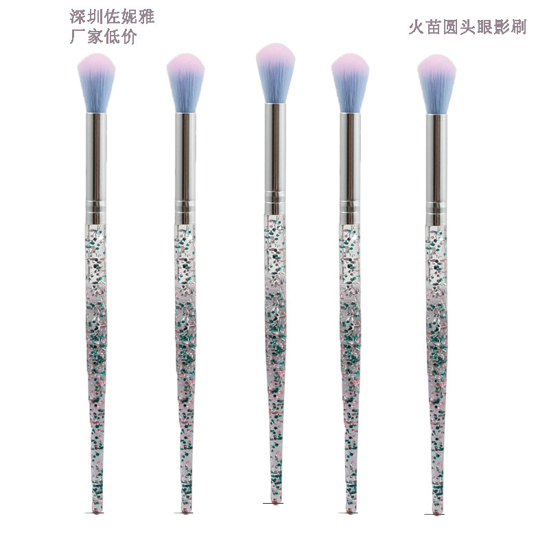 A single dizziness brushes the flames, a round eye brushes the crystal chip, a transparent handle makeup brush.