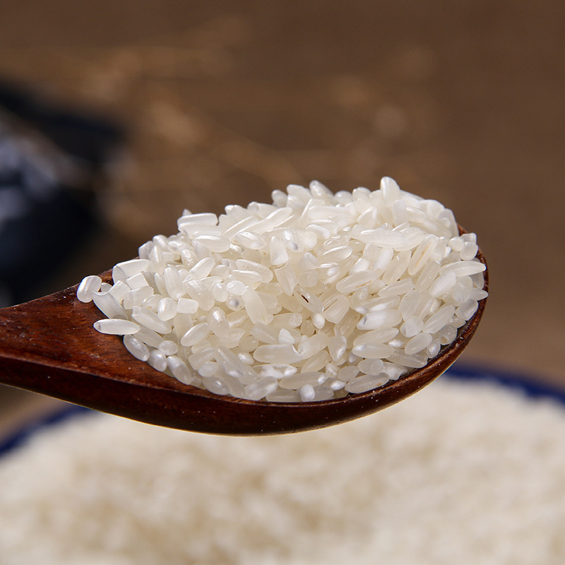 A social utility for a pack of 10 pounds of rice in a vacuum package for 5kg rice in the northeast.