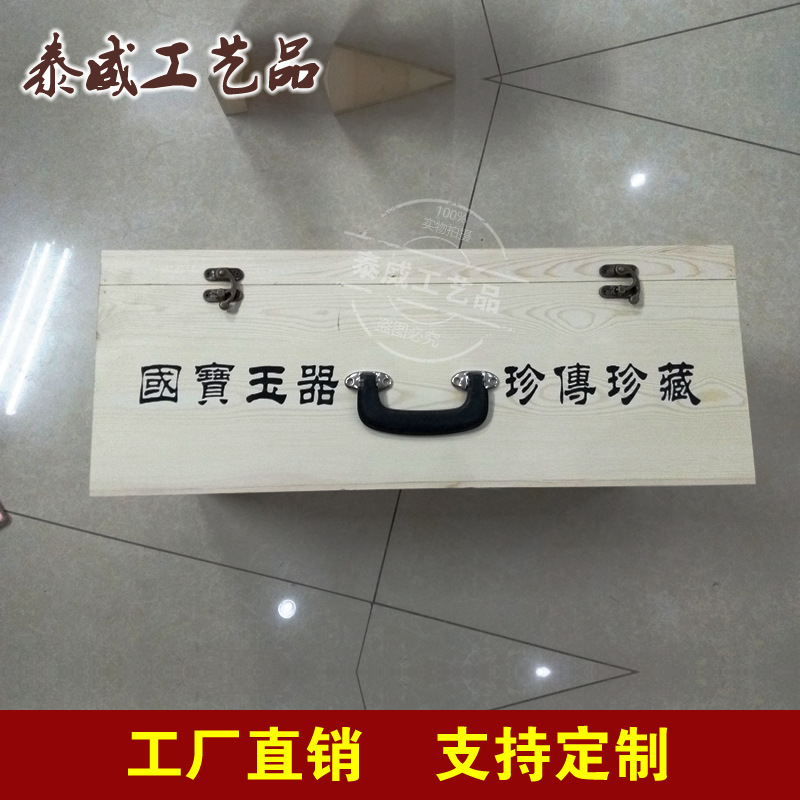 Những hộp gỗ đóng gói bằng ngọc bích chất lượng cao với gói quà của các viên ngọc và ngọc bích