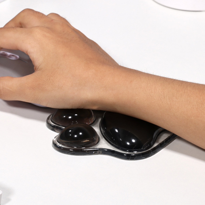 Một miếng silicone dễ thương với một cái bàn phím cắt con mèo với chiếc gối ba chiều màu đen của viên đạn trong bụng.