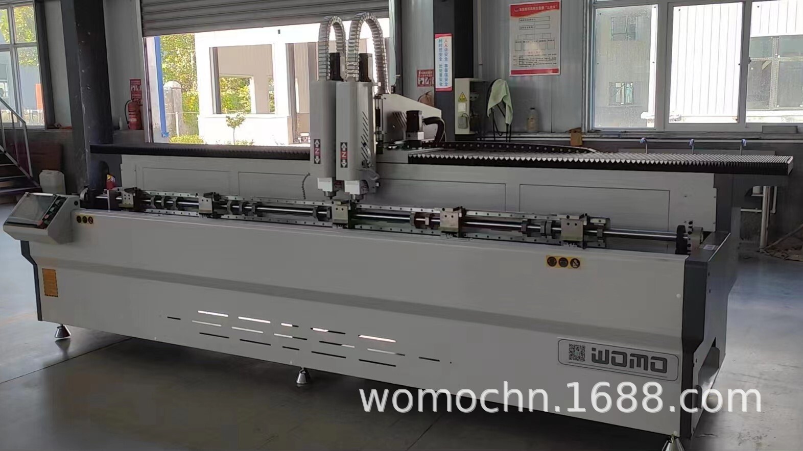 Two-headed drill bed and three-sided roll-over drill bed to move aluminum door alloy.