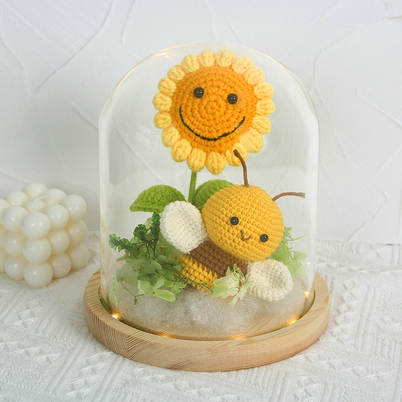 Smiley-face delivers Valentine's Day gifts to the sunflower night bee hooks, hand-made crocheted flowers.