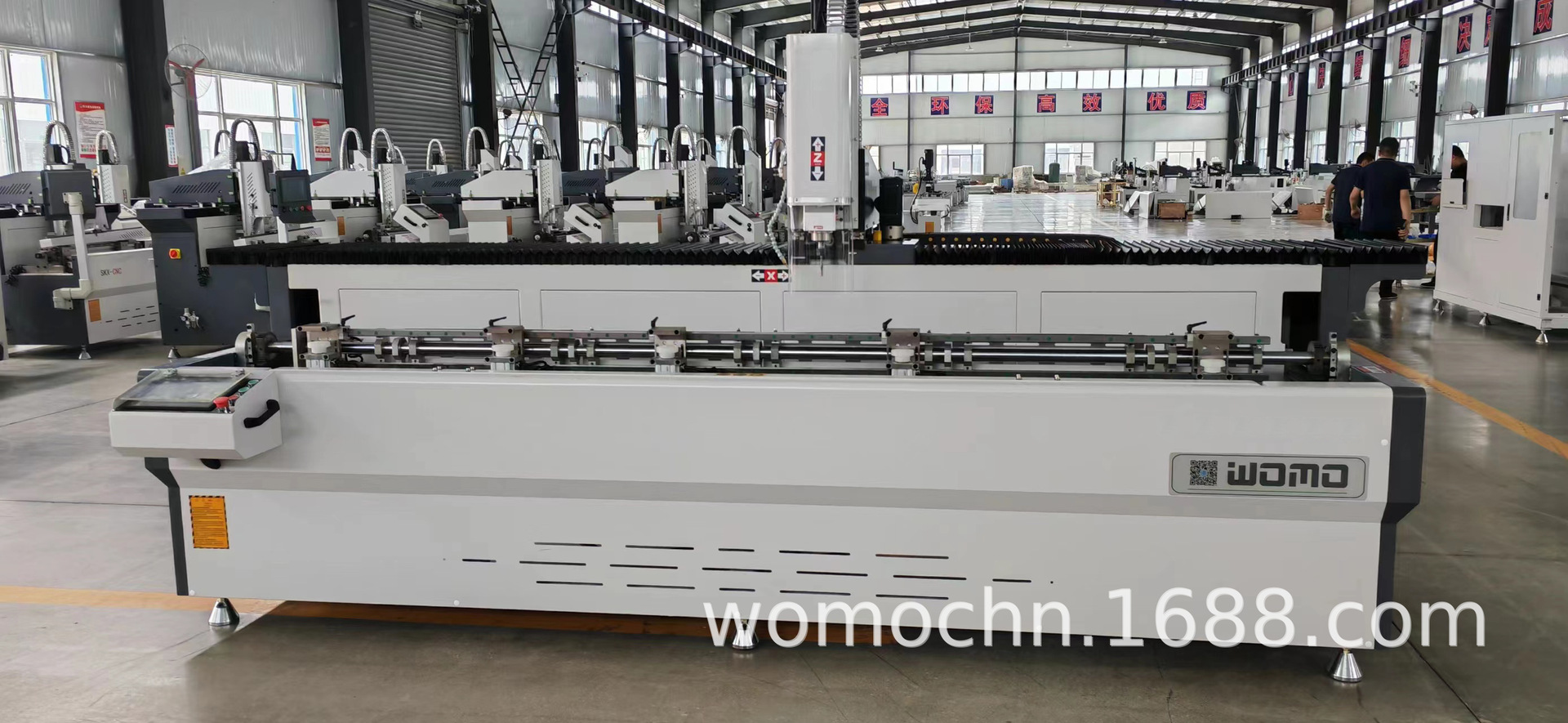 Two-headed drill bed and three-sided roll-over drill bed to move aluminum door alloy.