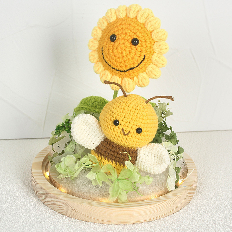 Smiley-face delivers Valentine's Day gifts to the sunflower night bee hooks, hand-made crocheted flowers.