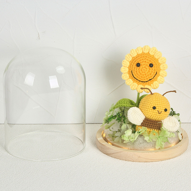 Smiley-face delivers Valentine's Day gifts to the sunflower night bee hooks, hand-made crocheted flowers.