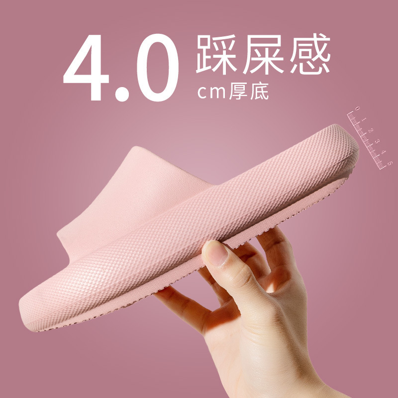 Một cô gái đi giày trượt tuyết vào mùa hè về nhà với một người bạn cùng phòng vệ sinh với đôi giày cao gót ở nhà.