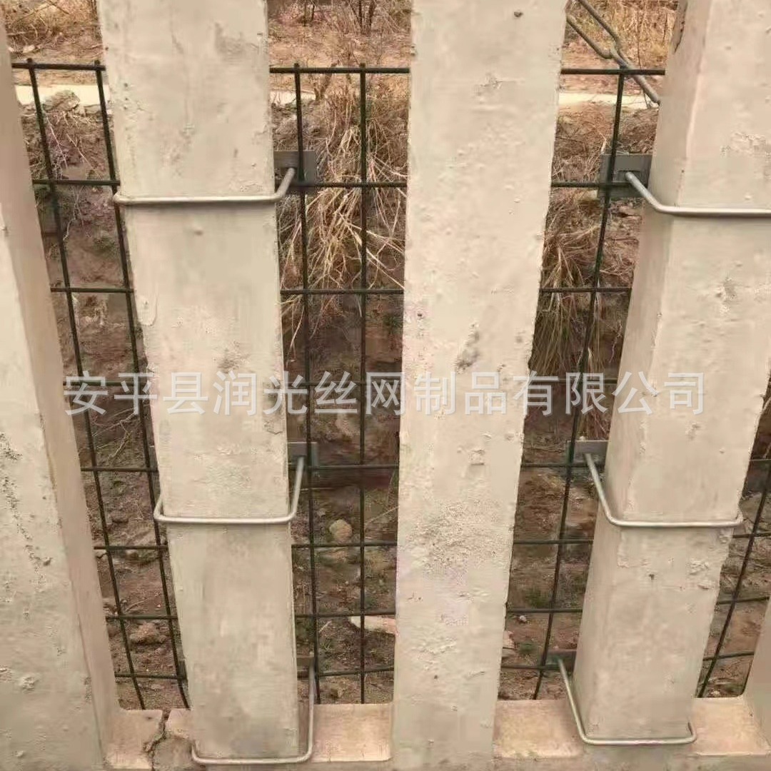 Railroad road fence wire-rolling cages with high iron and cement fences and high-encrypted net-covered net-cover factory